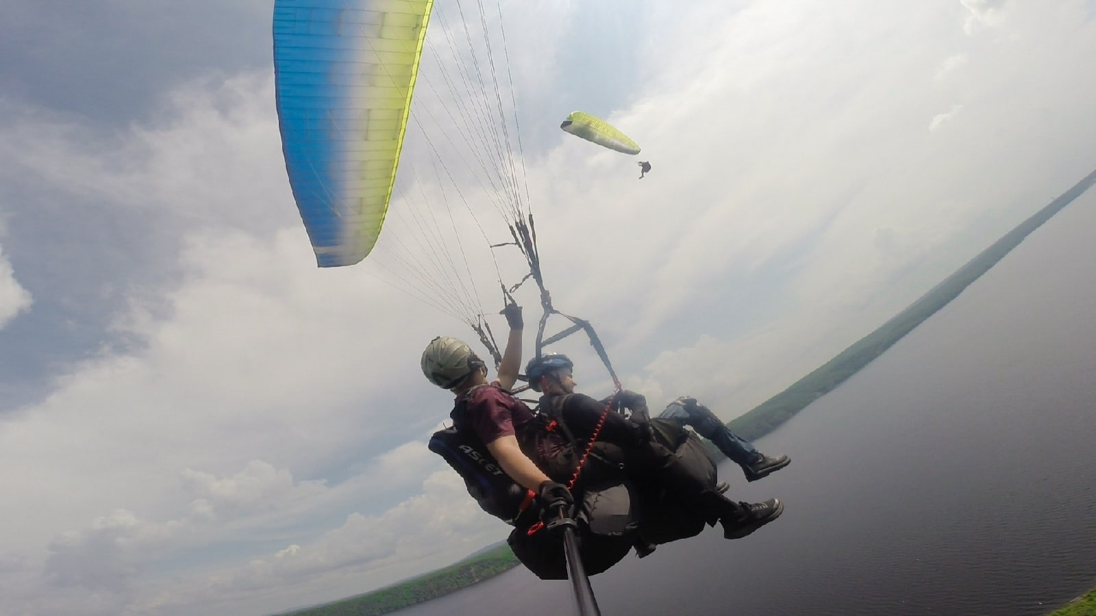 Параплан над побережьем