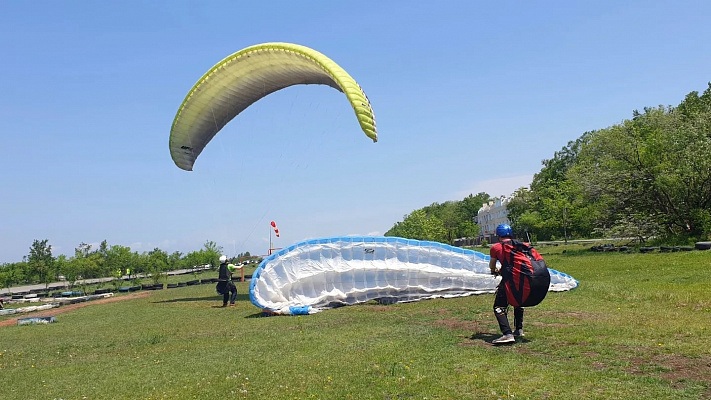 Полёт с инструктором на параплане во Владивостоке. Ultra Подарки. Полёт с инструктором на параплане во Владивостоке. Попробуйте полёт на двухместном параплане над столицей. Сервис: UltraPodarki.ru 8 800 505 95 30. Полёт на параплане, полёт на параплане Владивосток, полёт с инструктором на параплане Владивосток, полёт с инструктором на параплане, параплан Владивосток, параплан, парапланеризм Владивосток, купить параплан Владивосток