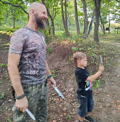 Метание ножей в Томске. Подарочные сертификаты Ultra Подарки. Закажите подарочный сертификат на метание ножей в Томске. Метание ножей в любое время года - наслаждение активным отдыхом с друзьями. Сервис UltraPodarki.ru 8 800 505 95 30. Метание ножей Томск, лук стрельба Томск, стрельба из арбалета Томск, стрельба