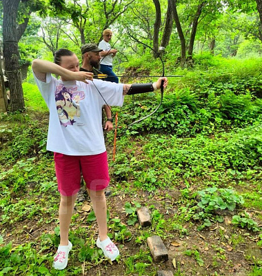 Метание ножей в Томске. Подарочные сертификаты Ultra Подарки. Закажите подарочный сертификат на метание ножей в Томске. Метание ножей в любое время года - наслаждение активным отдыхом с друзьями. Сервис UltraPodarki.ru 8 800 505 95 30. Метание ножей Томск, лук стрельба Томск, стрельба из арбалета Томск, стрельба