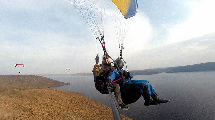 Полёт с инструктором на параплане во Владивостоке. Ultra Подарки. Полёт с инструктором на параплане во Владивостоке. Попробуйте полёт на двухместном параплане над столицей. Сервис: UltraPodarki.ru 8 800 505 95 30. Полёт на параплане, полёт на параплане Владивосток, полёт с инструктором на параплане Владивосток, полёт с инструктором на параплане, параплан Владивосток, параплан, парапланеризм Владивосток, купить параплан Владивосток