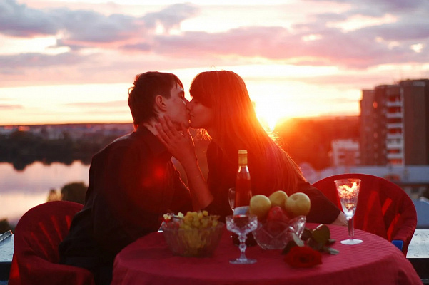 Романтическое свидание на крыше во Владивостоке. Ultra Подарки. Купить романтическое свидание на крыше во Владивостоке. Подарите самым близким незабываемые моменты и почувствуйте друг друга ещё ближе. Сервис UltraPodarki.ru 8 800 505 95 30. Романтическое свидание на крышево Владивостоке, свидание на крышево Владивостоке, свидание, сертификат на свидание на крыше, сертификат на свидание во Владивостоке, купить свидание на крыше, купить свидание Владивосток