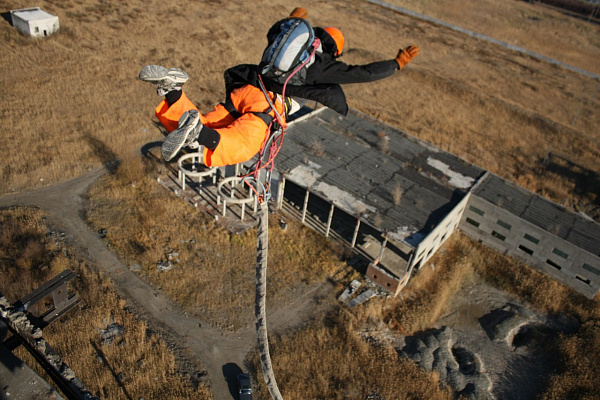 Роупджампинг - прыжки с верёвкой во Владивостоке. Подарочные сертификаты Ultra Подарки. Роупджампинг во Владивостоке - Экстремальный оригинальный подарок или подарочный сертификат на Роупджампинг - прыжки с верёвкой. Сервис UltraPodarki.ru 8-800-505-95-30. роупджампинг Владивосток, прыжок веревка Владивосток, роупджампинг, прыжок веревка, прыжок с веревкой, Подарок, подарочный сертификат, экстрим, экстремальный подарок