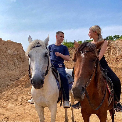 Конная прогулка для двоих во Владивостоке. Подарочные сертификаты Ultra Подарки. Купить оригинальный подарок или подарочный сертификат на Конную прогулка для двоих во Владивостоке. Сервис UltraPodarki.ru 8-800-505-9530. Катание на лошадях, Прогулка на лошади, Прогулка на лошадях для двоих, кони, конный клуб, конный клуб АРГО, конная прогулка, конная прогулка во Владивостоке