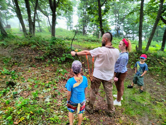 Метание ножей в Томске. Подарочные сертификаты Ultra Подарки. Закажите подарочный сертификат на метание ножей в Томске. Метание ножей в любое время года - наслаждение активным отдыхом с друзьями. Сервис UltraPodarki.ru 8 800 505 95 30. Метание ножей Томск, лук стрельба Томск, стрельба из арбалета Томск, стрельба