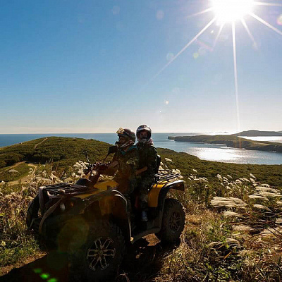 Катание на квадроциклах во Владивостоке. Сервис Ultra Подарки. Подарочный сертификат на катание на квадроциклах во Владивостоке. Закажите катание на квадроциклах недорого и наслаждайтесь активным отдыхом с друзьями. Выбирайте живописные маршруты для езды на квадроциклах. Сервис UltraPodarki.ru 8800-505-9530. Катание на квадроциклах, Прокат квадроциклов, езда на квадроцикле, прокат квадроциклов Владивосток, катание на квадроциклах Владивосток, Катание на квадроциклах зимой, Катание на квадроциклах летом, Сертификат на катание на квадроциклах 

