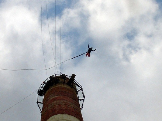 Роупджампинг - прыжки с верёвкой во Владивостоке. Подарочные сертификаты Ultra Подарки. Роупджампинг во Владивостоке - Экстремальный оригинальный подарок или подарочный сертификат на Роупджампинг - прыжки с верёвкой. Сервис UltraPodarki.ru 8-800-505-95-30. роупджампинг Владивосток, прыжок веревка Владивосток, роупджампинг, прыжок веревка, прыжок с веревкой, Подарок, подарочный сертификат, экстрим, экстремальный подарок