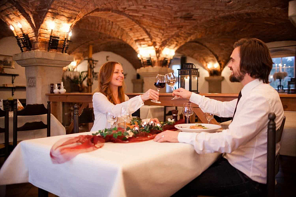 Романтическое свидание в ресторане во Владивостоке. Ultra Подарки. Купить романтическое свидание в ресторане во Владивостоке. Подарите самым близким незабываемые моменты и признайтесь в искренних чувствах. Сервис UltraPodarki.ru 8-800-505-95-30. Романтическое свидание в ресторане во Владивостоке, свидание во Владивостоке, свидание в ресторане, сертификат на свидание в ресторане, сертификат на свидание во Владивостоке, купить свидание, купить свидание Владивосток, первое свидание, девушка свидание, хороший ресторан, романтический ресторан, романтический вечер, романтический ужин, романтические любимому, романтическая музыка