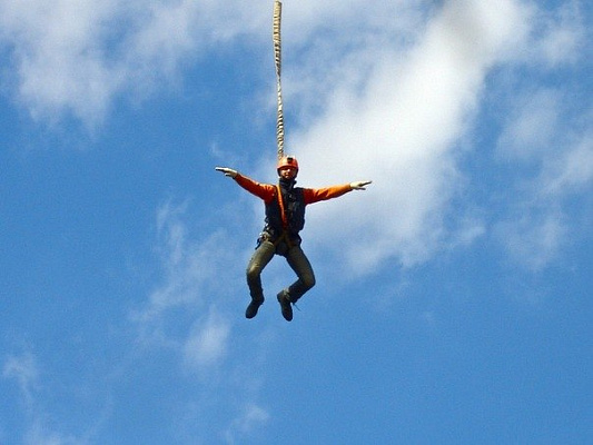 Роупджампинг - прыжки с верёвкой во Владивостоке. Подарочные сертификаты Ultra Подарки. Роупджампинг во Владивостоке - Экстремальный оригинальный подарок или подарочный сертификат на Роупджампинг - прыжки с верёвкой. Сервис UltraPodarki.ru 8-800-505-95-30. роупджампинг Владивосток, прыжок веревка Владивосток, роупджампинг, прыжок веревка, прыжок с веревкой, Подарок, подарочный сертификат, экстрим, экстремальный подарок