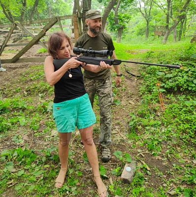 Метание ножей в Томске. Подарочные сертификаты Ultra Подарки. Закажите подарочный сертификат на метание ножей в Томске. Метание ножей в любое время года - наслаждение активным отдыхом с друзьями. Сервис UltraPodarki.ru 8 800 505 95 30. Метание ножей Томск, лук стрельба Томск, стрельба из арбалета Томск, стрельба